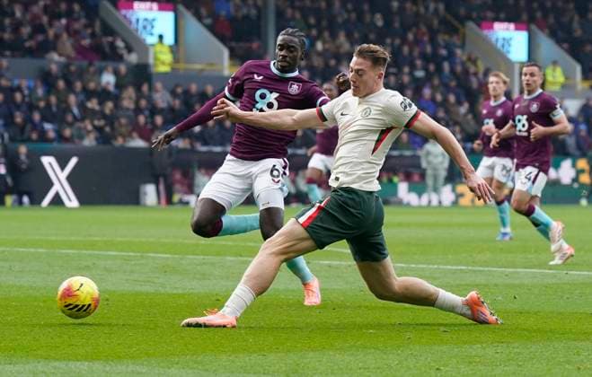 Burnley, England, 22nd November 2025. Liam Delap of Chelsea (R) shoots past Axel Tuanzebe of Burnley during the Burnley vs Chelsea Premier League match at Turf Moor, Burnley. Picture credit should read: Andrew Yates Sportimage EDITORIAL USE ONLY. No use with unauthorised audio, video, data, fixture lists, club league logos or live services. Online in-match use limited to 120 images, no video emulation. No use in betting, games or single club league player publications. SPI_027_AY_BURNLEY_CHELSEA SPI-4301-0027