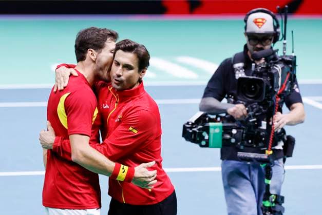 November 22, 2025, Bologna, ITALIA: Spain tennis player Pablo Carreno Busta celebrates the victory with David Ferrer in single tennis match against Germany player Jan-Lennard Struff during Davis Cup 2025 Final 8 at Fiere Exhibition Centre in Bologna, Italy, 22 November 2025. ANSA SERENA CAMPANINI 2025 Davis Cup Final 8  - ZUMAa110 20251122_zaf_a110_006 Copyright: xSerenaxCampaninix