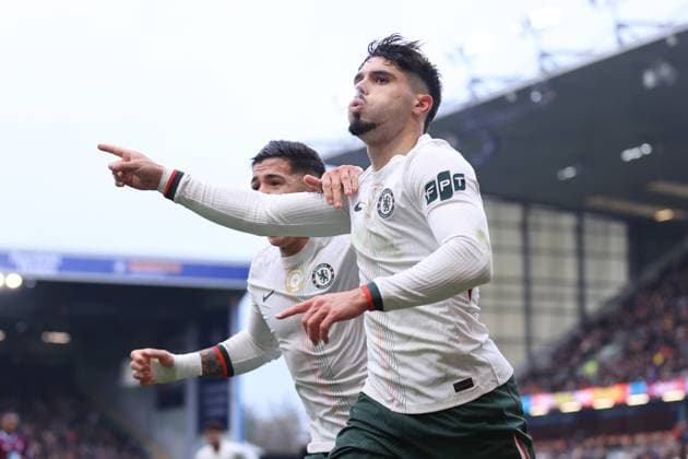 Fußball Premier League Burnley gegen Chelsea 22. November 2025 Premier League Burnley gegen Chelsea Pedro Neto von Chelsea R feiert mit Enzo Fernandez von Chelsea nach ihrem 1. Tor Foto Simon Stacpoole Abseits Burnley UK  Copyright: xSimonxStacpoolexOffside