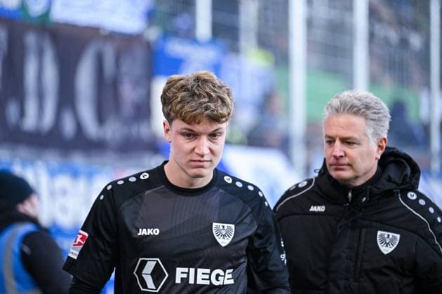 22 11 2025, Football, 2 Bundesliga, Season 2025 2026, Matchday 13, Preußen Münster FC Schalke 04, Johannes Schenk Preußen Münster disappointed after sending off, xRHR PHOTO YYx Copyright: KROEGER RHR-FOTOx RHR-FOTO YY