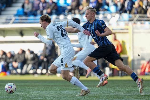 Soccer 3 Liga, Matchday 15, SV Waldhof Mannheim SV Wehen Wiesbaden on 22 11 2025 in Mannheim Carl Benz Stadion , Germany, Season 2025 2026 DFL REGULATIONS PROHIBIT ANY USE OF PHOTOGRAPHS AS IMAGE SEQUENCES AND OR QUASI VIDEO In running duel Ryan Nils Johansson 20, SVWW and Janne Sietan 22, SVWM Mannheim Carl Benz Stadion Germany Copyright: xChristophxKinzingerx