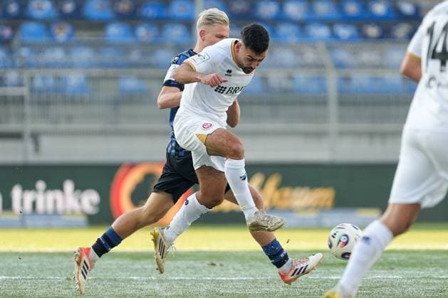 Soccer 3 Liga, Matchday 15, SV Waldhof Mannheim SV Wehen Wiesbaden on 22 11 2025 in Mannheim Carl Benz Stadion , Germany, Season 2025 2026 DFL REGULATIONS PROHIBIT ANY USE OF PHOTOGRAPHS AS IMAGE SEQUENCES AND OR QUASI VIDEO Tarik Gözüsirinn 11, SVWW in duel with Janne Sietan 22, SVWM Mannheim Carl Benz Stadion Germany Copyright: xChristophxKinzingerx