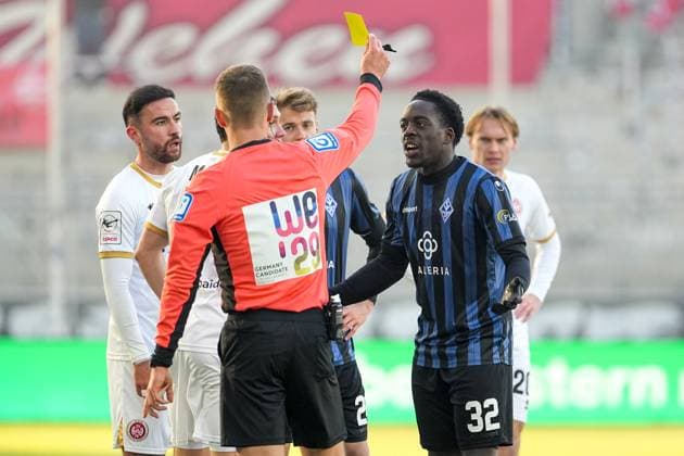 Soccer 3 Liga, Matchday 15, SV Waldhof Mannheim SV Wehen Wiesbaden on 22 11 2025 in Mannheim Carl Benz Stadion , Germany, Season 2025 2026 DFL REGULATIONS PROHIBIT ANY USE OF PHOTOGRAPHS AS IMAGE SEQUENCES AND OR QUASI VIDEO Marc Philip Eckermann Referee shows Kennedy Okpala 32, SVWM and Niklas May 5, SVWW the yellow card Mannheim Carl Benz Stadion Germany Copyright: xChristophxKinzingerx
