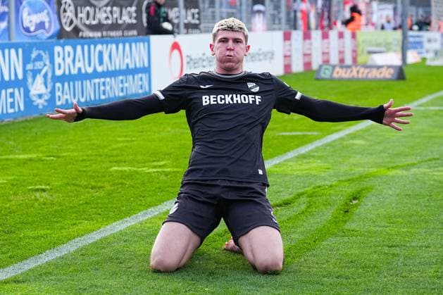 22 11 2025, xydrx, Football, 3 Liga, FC Viktoria Köln SC Verl, Season 2025 2026, Sportpark Höhenberg Goal celebration after the goal to 1 0 for SC Verl by scorer Alessio Besio SC Verl 23 DFB regulations prohibit any use of photographs as image sequences and or quasi video Nordrhein Westfahlen Germany