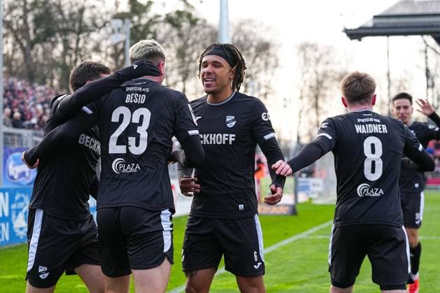 22 11 2025, xydrx, Football, 3 Liga, FC Viktoria Köln SC Verl, Season 2025 2026, Sportpark Höhenberg Goal celebration after the goal to 1 0 for SC Verl by scorer Alessio Besio SC Verl 23 together with Dennis Waidner SC Verl 8 and Joshua Chima Eze SC Verl 6 DFB regulations prohibit any use of photographs as image sequences and or quasi video Nordrhein Westfahlen Germany