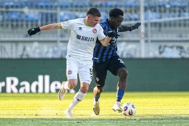 Soccer 3 Liga, Matchday 15, SV Waldhof Mannheim SV Wehen Wiesbaden on 22 11 2025 in Mannheim Carl Benz Stadion , Germany, Season 2025 2026 DFL REGULATIONS PROHIBIT ANY USE OF PHOTOGRAPHS AS IMAGE SEQUENCES AND OR QUASI VIDEO Kennedy Okpala 32, SVWM in duel with Niklas May 5, SVWW Mannheim Carl Benz Stadion Germany Copyright: xChristophxKinzingerx