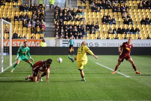 Dritte Liga, Alemannia Aachen vs SSV Jahn Regensburg, 22 11 2025 Elias Bördner Alemannia Aachen 23 mitdemTorschuss DFL REGULATIONS PROHIBIT ANY USE OF PHOTOGRAPHS AS IMAGE SEQUENCES AND OR Q UASI VIDEO Dritte Liga, Alemannia Aachen vs SSV Jahn Regensburg, 22 11 2025, Tivoli, Aachen Copyright: xBEAUTIFULxSPORTS Derixx