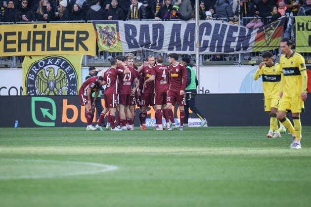 Dritte Liga, Alemannia Aachen vs SSV Jahn Regensburg, 22 11 2025 Regensburg celebrates the 0 1 DFL REGULATIONS PROHIBIT ANY USE OF PHOTOGRAPHS AS IMAGE SEQUENCES AND OR Q UASI VIDEO Dritte Liga, Alemannia Aachen vs SSV Jahn Regensburg, 22 11 2025, Tivoli, Aachen Copyright: xBEAUTIFULxSPORTS Derixx