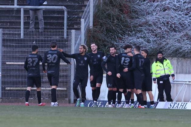 Goal celebration around Oemer Ömer Tokac SI after his goal for 1 0 Soccer Regionalliga West, Matchday 16, Sportfreunde Siegen SC Fortuna Koeln Köln , on 22 11 2025 in Siegen Germany