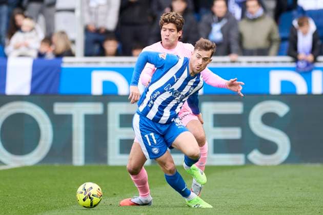 November 22, 2025, Vitoria, Alava, SPAIN: Toni Martinez of Deportivo Alaves competes for the ball with Marcos Alonso of RC Celta de Vigo during the LaLiga EA Sports match between Deportivo Alaves and RC Celta de Vigo at Mendizorrotza on November 22, 2025, in Vitoria, Spain. Vitoria SPAIN - ZUMAa181 20251122_zaa_a181_041 Copyright: xRicardoxLarreinax