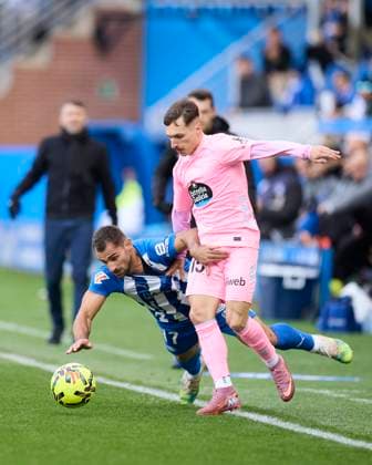 November 22, 2025, Vitoria, Alava, SPAIN: Jonathan Castro Jonny Otto of Deportivo Alaves competes for the ball with Bryan Zaragoza of RC Celta de Vigo during the LaLiga EA Sports match between Deportivo Alaves and RC Celta de Vigo at Mendizorrotza on November 22, 2025, in Vitoria, Spain. Vitoria SPAIN - ZUMAa181 20251122_zaa_a181_045 Copyright: xRicardoxLarreinax