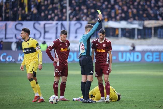 Third League, Alemannia Aachen vs SSV Jahn Regensburg, 22 11 2025 Yellow card for Sebastian Stolze SSV Jahn Regensburg 22 DFL REGULATIONS PROHIBIT ANY USE OF PHOTOGRAPHS AS IMAGE SEQUENCES AND OR Q UASI VIDEO Third League, Alemannia Aachen vs SSV Jahn Regensburg, 22 11 2025, Tivoli, Aachen Copyright: xBEAUTIFULxSPORTS Derixx