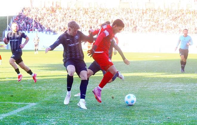 Julius Bochmann Chemnitz, left in a duel with Cemal Sezer Zwickau Football Regionalliga Nordost 2025 26 FSV Zwickau Chemnitzer FC on 22 11 2025 FSV Zwickau Chemnitzer FC