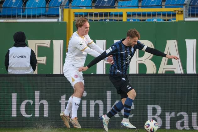 22 11 2025, xhettx, Football 3 League, SV Waldhof Mannheim SV Wehen Wiesbaden v l Ryan Nils Johansson SV Wehen Wiesbaden, 20 is blocked by Lukas Klünter SV Waldhof Mannheim, 24 DFL DFB REGULATIONS PROHIBIT ANY USE OF PHOTOGRAPHS as IMAGE SEQUENCES and or QUASI VIDEO Mannheim