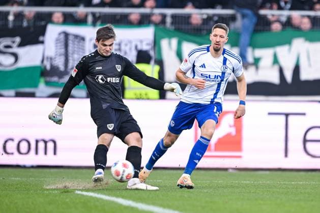 22 11 2025, Football, 2 Bundesliga, Season 2025 2026, Matchday 13, Preußen Münster FC Schalke 04, Morten Behrens Preußen Münster , Janik Bachmann FC Schalke 04 xRHR PHOTO YYx Copyright: KROEGER RHR-FOTOx RHR-FOTO YY