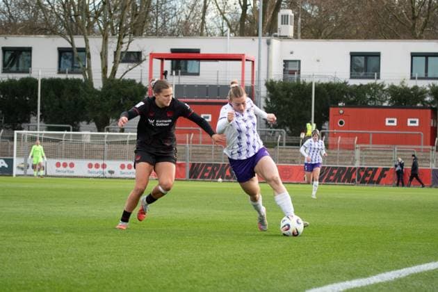 Ramona Maier (9 SGS Essen) and Julia Mickenhagen (18 Bayer 04 Leverkusen) during the Google Pixel Frauen-Bundesliga between Bayer 04 Leverkusen and SGS Essen at Ulrich-Haberland-Stadion in Leverkusen, Germany. Copyright: xQianruxZhang SPPx Sportspressphoto_SPR64661