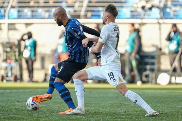 Soccer 3 Liga, Matchday 15, SV Waldhof Mannheim SV Wehen Wiesbaden on 22 11 2025 in Mannheim Carl Benz Stadion , Germany, Season 2025 2026 DFL REGULATIONS PROHIBIT ANY USE OF PHOTOGRAPHS AS IMAGE SEQUENCES AND OR QUASI VIDEO Penalty area scene between Terrence Boyd 13, SVWM and Florian Hübner 19, SVWW Mannheim Carl Benz Stadion Germany Copyright: xChristophxKinzingerx