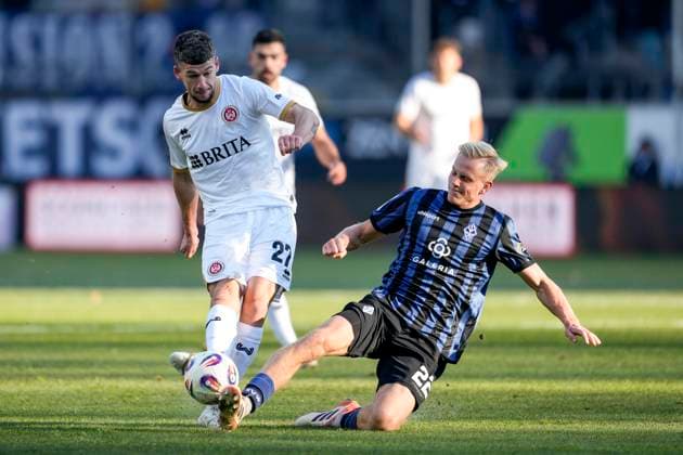 v li Jordy Gillekens SVWW, 27 , Janne Sietan SV Waldhof, 22 , duel, duel, tackle, tackling, dynamics, action, action, 22 11 2025, Mannheim Germany , Football, 3 Liga, SV Waldhof Mannheim SV Wehen Wiesbaden, DFB DFL REGULATIONS PROHIBIT ANY USE OF PHOTOGRAPHS AS IMAGE SEQUENCES AND OR QUASI VIDEO xozx