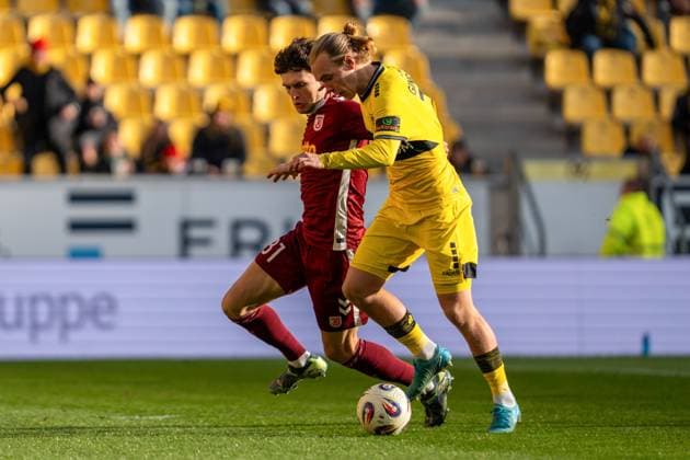 Lars Timo Gindorf Alemannia Aachen, 23 in duel with Leo Maetzler Jahn Regensburg, 31 Alemannia Aachen vs SSV Jahn Regensburg, Soccer, 3 Liga, Matchday 15, Season 2025 2026, 22 11 2025 DFB REGULATIONS PROHIBIT ANY USE OF PHOTOGRAPHS AS IMAGE SEQUENCES AND OR QUASI VIDEO Alemannia Aachen vs SSV Jahn Regensburg, Soccer, 3 Liga, Matchday 15, Season 2025 2026, 22 11 2025 Aachen Copyright: xEibner-Pressefoto J.xDerondeaux EP_JDU