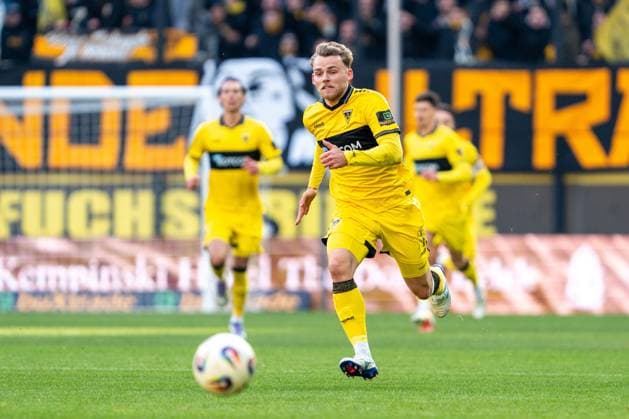 Mika Schroers Alemannia Aachen, 30 goes to the ball Alemannia Aachen vs SSV Jahn Regensburg, Football, 3 Liga, Matchday 15, Season 2025 2026, 22 11 2025 DFB REGULATIONS PROHIBIT ANY USE OF PHOTOGRAPHS AS IMAGE SEQUENCES AND OR QUASI VIDEO Alemannia Aachen vs SSV Jahn Regensburg, Football, 3 Liga, Matchday 15, Season 2025 2026, 22 11 2025 Aachen Copyright: xEibner-Pressefoto J.xDerondeaux EP_JDU