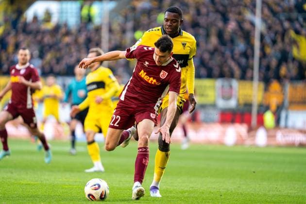 Sebastian Stolze Jahn Regensburg, 22 in duel with Emmanuel Elekwa Alemannia Aachen, 14 Alemannia Aachen vs SSV Jahn Regensburg, Soccer, 3 Liga, Matchday 15, Season 2025 2026, 22 11 2025 DFB REGULATIONS PROHIBIT ANY USE OF PHOTOGRAPHS AS IMAGE SEQUENCES AND OR QUASI VIDEO Alemannia Aachen vs SSV Jahn Regensburg, Soccer, 3 Liga, Matchday 15, Season 2025 2026, 22 11 2025 Aachen Copyright: xEibner-Pressefoto J.xDerondeaux EP_JDU