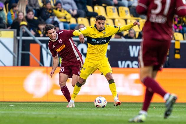 Mehdi Loune Alemannia Aachen, 11 in duel with Benedikt Bauer Jahn Regensburg, 26 Alemannia Aachen vs SSV Jahn Regensburg, Soccer, 3 Liga, Matchday 15, Season 2025 2026, 22 11 2025 DFB REGULATIONS PROHIBIT ANY USE OF PHOTOGRAPHS AS IMAGE SEQUENCES AND OR QUASI VIDEO Alemannia Aachen vs SSV Jahn Regensburg, Soccer, 3 Liga, Matchday 15, Season 2025 2026, 22 11 2025 Aachen Copyright: xEibner-Pressefoto J.xDerondeaux EP_JDU