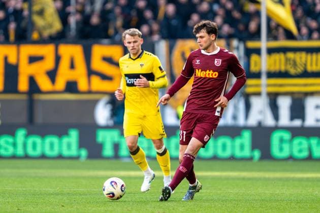 Pass by Leo Maetzler Jahn Regensburg, 31 Alemannia Aachen vs SSV Jahn Regensburg, Football, 3 Liga, Matchday 15, Season 2025 2026, 22 11 2025 DFB REGULATIONS PROHIBIT ANY USE OF PHOTOGRAPHS AS IMAGE SEQUENCES AND OR QUASI VIDEO Alemannia Aachen vs SSV Jahn Regensburg, Football, 3 Liga, Matchday 15, Season 2025 2026, 22 11 2025 Aachen Copyright: xEibner-Pressefoto J.xDerondeaux EP_JDU