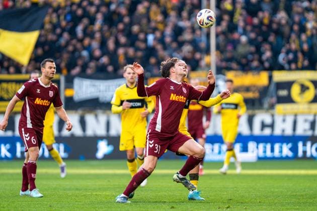Leo Maetzler Jahn Regensburg, 31 and Lars Timo Gindorf Alemannia Aachen, 23 go for the header Alemannia Aachen vs SSV Jahn Regensburg, Football, 3 Liga, Matchday 15, Season 2025 2026, 22 11 2025 DFB REGULATIONS PROHIBIT ANY USE OF PHOTOGRAPHS AS IMAGE SEQUENCES AND OR QUASI VIDEO Alemannia Aachen vs SSV Jahn Regensburg, Football, 3 Liga, Matchday 15, Season 2025 2026, 22 11 2025 Aachen Copyright: xEibner-Pressefoto J.xDerondeaux EP_JDU