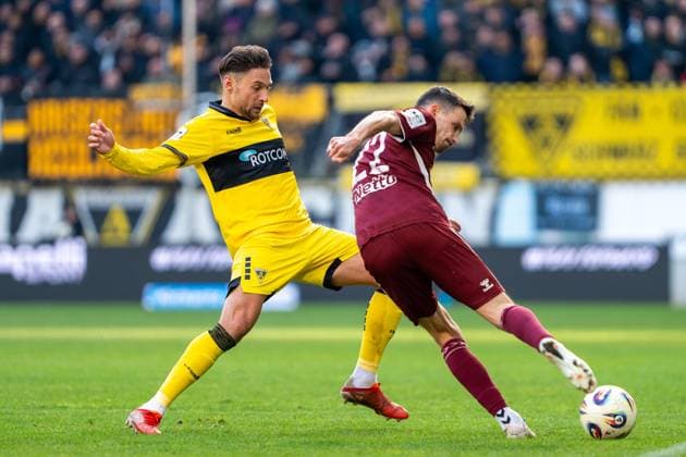 Sasa Strujic Alemannia Aachen, 05 blocks the pass from Sebastian Stolze Jahn Regensburg, 22 Alemannia Aachen vs SSV Jahn Regensburg, Football, 3 Liga, Matchday 15, Season 2025 2026, 22 11 2025 DFB REGULATIONS PROHIBIT ANY USE OF PHOTOGRAPHS AS IMAGE SEQUENCES AND OR QUASI VIDEO Alemannia Aachen vs SSV Jahn Regensburg, Football, 3 Liga, Matchday 15, Season 2025 2026, 22 11 2025 Aachen Copyright: xEibner-Pressefoto J.xDerondeaux EP_JDU