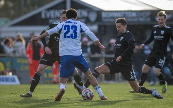 Soccer, Season 2025 2026, Regionalliga West, 22 11 2025, Matchday 16, Men, 1 FC Bocholt black vs FC Schalke 04 U23 white v l Dawyn Paul Donner 1 FC Bocholt , Jakob Sachse FC Schalke 04 U23 , Julian Riedel 1 FC Bocholt , Bocholt Stadion am Huenting Nordrhein Westfalen Germany 251122_fb_1fc-bocholt_schalke-04_u23_46305