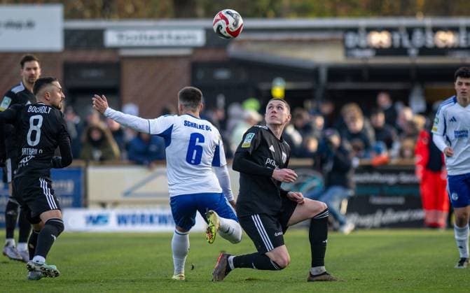 Soccer, Season 2025 2026, Regionalliga West, 22 11 2025, Matchday 16, Men, 1 FC Bocholt black vs FC Schalke 04 U23 white v l Stipe Batarilo 1 FC Bocholt , Mauro Zalazar Martinez FC Schalke 04 U23 , Dawyn Paul Donner 1 FC Bocholt , Bocholt Stadion am Huenting Nordrhein Westfalen Germany 251122_fb_1fc-bocholt_schalke-04_u23_46334