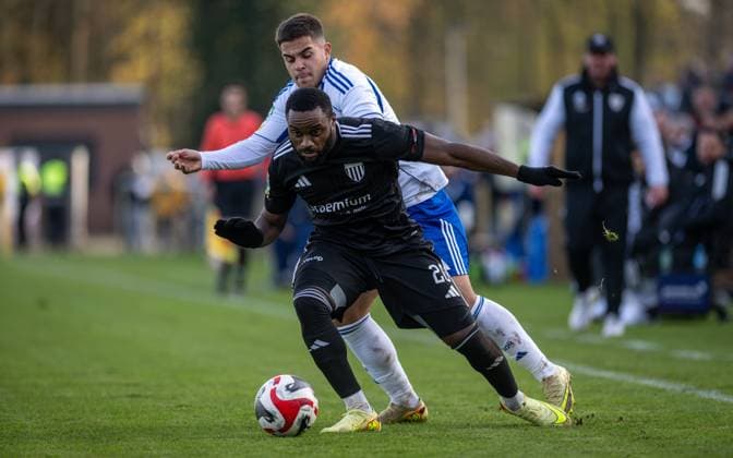 Soccer, Season 2025 2026, Regionalliga West, 22 11 2025, Matchday 16, Men, 1 FC Bocholt black vs FC Schalke 04 U23 white v l Mauro Zalazar Martinez FC Schalke 04 U23 , Arnold Budimbu 1 FC Bocholt , Bocholt Stadion am Huenting Nordrhein Westfalen Germany 251122_fb_1fc-bocholt_schalke-04_u23_46339
