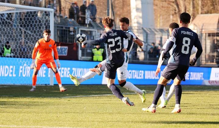 22 11 2025, Germany, Stuttgart, Soccer Regionalliga Südwest, SV Stuttgarter Kickers vs SG Barockstadt Fulda Lehnerz, v l Marvin Pourie SG , Milan Petrovic Kickers