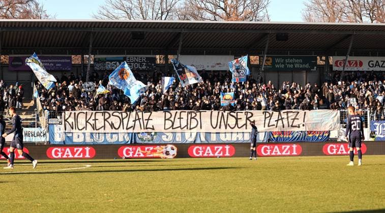 22 11 2025, Germany, Stuttgart, Soccer Regionalliga Südwest, SV Stuttgarter Kickers vs SG Barockstadt Fulda Lehnerz, Banner Kickers