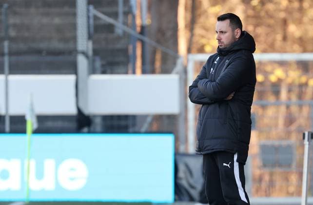 22 11 2025, Germany, Stuttgart, Soccer Regionalliga Südwest, SV Stuttgarter Kickers vs SG Barockstadt Fulda Lehnerz, SG Coach Marcel Niesner