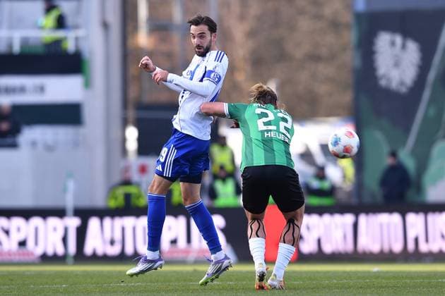 Soccer 2 Bundesliga 13 Matchday SC Preußen Münster FC Schalke 04 on 22 11 2025 at LVM Preußenstadion in Münster Kenan Karaman Schalke , left Jannis Heuer Münster , right DFL regulations prohibit any use of photographs as image sequences and or quasi video xRx
