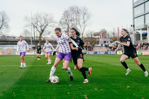 22 11 25, Women, Football, Google Pixel Womens Bundesliga, Season 2025 2026, Bayer 04 Leverkusen SGS Essen, 11 Matchday Lena Ostermeier 18 SGS Essen in duel with Katharina Piljic 6 Bayer 04 Leverkusen Leverkusen Ulrich Haberland Stadion NRW Germany