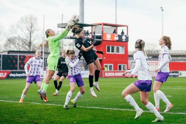 22 11 25, Women, Football, Google Pixel Womens Bundesliga, Season 2025 2026, Bayer 04 Leverkusen SGS Essen, Matchday 11 Lilla Turanyi 24 Bayer 04 Leverkusen in header duel with Kim Sindermann 1 SGS Essen Leverkusen Ulrich Haberland Stadion NRW Germany