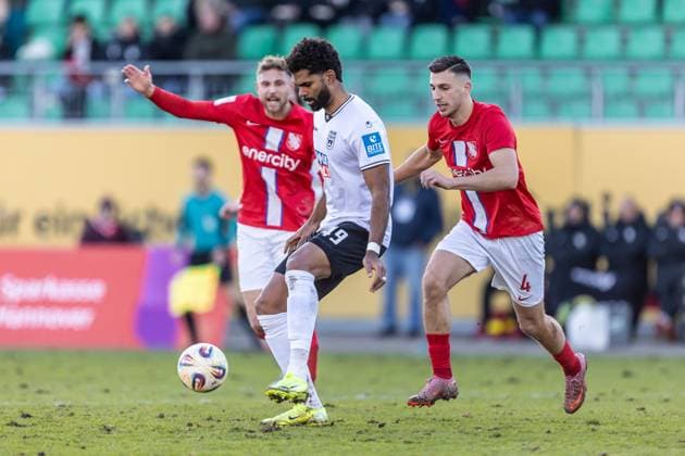 Football, Season 2025 2026, 3 Liga, Eilenriedstadion Hannover, Matchday 15, TSV Havelse SSV Ulm 1846 Football, 22 11 2025 22 11 2025, Football, Season 2025 2026, 3 Liga, Eilenriedstadion Hannover, Matchday 15, TSV Havelse SSV Ulm 1846 Football, v l 49 Andre Becker SSV Ulm 1846 Football , 4 Besfort Kolgeci TSV Havelse Foto Lucca Fundel Hannover Eilenriedstadion Niedersachsen Germany