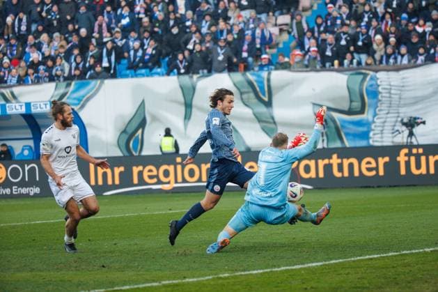 In the center Benno Dietze Rostock fails to right goalkeeper Toni Stahl FCS left Kristian Böhnlein FCS looks on GER, FC Hansa Rostock vs 1 FC Schweinfurth 05, Football, Men, 3 Liga, Matchday 15, Season 2025 2026, 22 11 2025 Rostock Ostseestadion Mecklenburg Vorpommern Germany