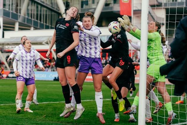 22 11 25, Women, Football, Google Pixel Womens Bundesliga, Season 2025 2026, Bayer 04 Leverkusen SGS Essen, 11 Matchday Caroline Kehrer 9 Bayer 04 Leverkusen in a header duel with Maike Berentzen 13 SGS Essen in front of goal Leverkusen Ulrich Haberland Stadion NRW Germany