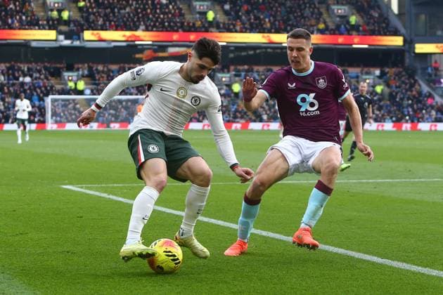 Pedro Neto of Chelsea and Maxime Esteve of Burnley Burnley v Chelsea, Premier League, Football, Turf Moor, Burnley, UK - 22 Nov 2025Burnley Turf Moor United Kingdom EDITORIAL USE ONLY No use with unauthorised audio, video, data, fixture lists, club league logos or live services. Online in-match use limited to 120 images, no video emulation. No use in betting, games or single club league player publications.  Copyright: xPhilxOldham Shutterstockx 15860595bc