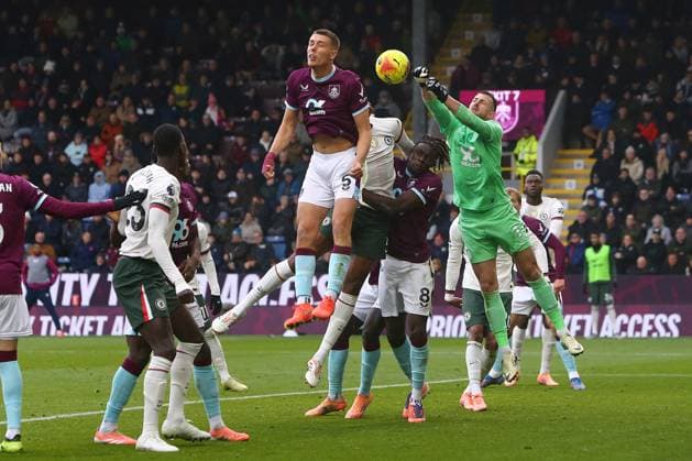 Martin Dubravka of Burnley punches clear Burnley v Chelsea, Premier League, Football, Turf Moor, Burnley, UK - 22 Nov 2025Burnley Turf Moor United Kingdom EDITORIAL USE ONLY No use with unauthorised audio, video, data, fixture lists, club league logos or live services. Online in-match use limited to 120 images, no video emulation. No use in betting, games or single club league player publications.  Copyright: xPhilxOldham Shutterstockx 15860595be