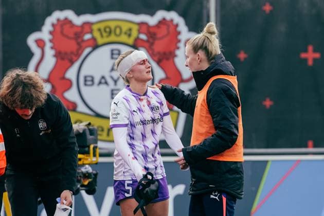 22 11 25, Women, Soccer, Google Pixel Women Bundesliga, Season 2025 2026, Bayer 04 Leverkusen SGS Essen, 11 Matchday Paula Flach 5 SGS Essen Substitution after laceration Leverkusen Ulrich Haberland Stadion NRW Germany
