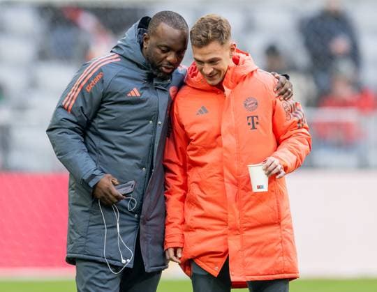 Floribert Ngalula Co Coach, FC Bayern Muenchen with Joshua Kimmich FC Bayern Muenchen, 6 at the pitch inspection before the match GER, FC Bayern Muenchen vs SC Freiburg, Football, Bundesliga, Matchday 11, Season 2025 2026, 22 11 2025 DFL DFB REGULATIONS PROHIBIT ANY USE OF PHOTOGRAPHS as IMAGE SEQUENCES and or QUASI VIDEO GER, FC Bayern Muenchen vs SC Freiburg, Football, Bundesliga, Matchday 11, Season 2025 2026, 22 11 2025 Muenchen Copyright: xEibner-Pressefoto HeikexFeinerx EP_HFR
