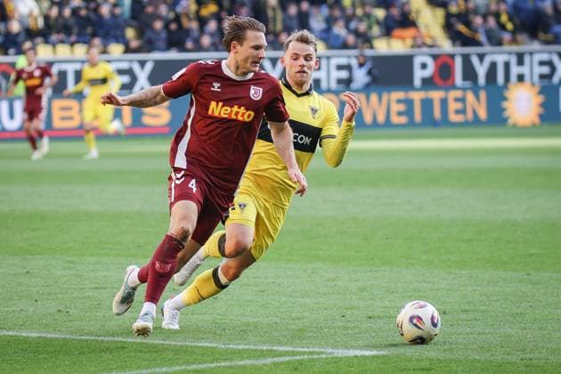 Third League, Alemannia Aachen vs SSV Jahn Regensburg, 22 11 2025 Felix Strauss SSV Jahn Regensburg 4 and Mika Schroers Alemannia Aachen 27 DFL REGULATIONS PROHIBIT ANY USE OF PHOTOGRAPHS AS IMAGE SEQUENCES AND OR Q UASI VIDEO Third League, Alemannia Aachen vs SSV Jahn Regensburg, 22 11 2025, Tivoli, Aachen Copyright: xBEAUTIFULxSPORTS Derixx