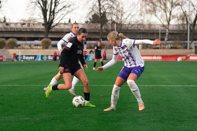 Loreen Bender (Bayer Leverkusen, 19) and Lany Mia Bäcker (SGS Essen, 26) during the Google Pixel Frauen Bundesliga game between Bayer 04 Leverkusen and SGS Essen at Ulrich - Haberland Stadium in Levekusen, Germany Copyright: xLeoniexKiehlx xSPPx Sportspressphoto_SPR64681