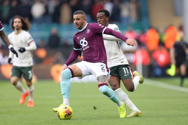 Kyle Walker of Burnley and Jamie Gittens of Chelsea Burnley v Chelsea, Premier League, Football, Turf Moor, Burnley, UK - 22 Nov 2025Burnley Turf Moor United Kingdom EDITORIAL USE ONLY No use with unauthorised audio, video, data, fixture lists, club league logos or live services. Online in-match use limited to 120 images, no video emulation. No use in betting, games or single club league player publications.  Copyright: xPhilxOldham Shutterstockx 15860595bh
