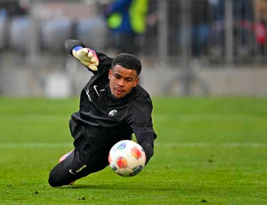 22 11 2025, Soccer Bundesliga 2025 2026, 11 Matchday, FC Bayern Munich SC Freiburg, in the Allianz Arena Munich, Goalkeeper Noah Atubolu SC Freiburg DFL and DFB regulations prohibit any use of photographs as image sequences and or quasi video