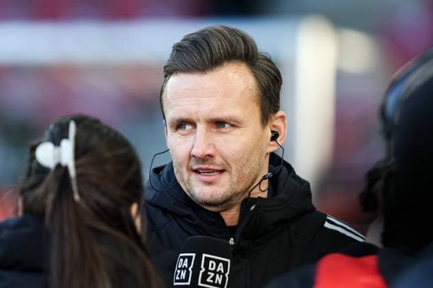 Sports Director Claus Costa Hamburger SV GER, FC Augsburg vs Hamburger SV, 1 Bundesliga Soccer, Matchday 11, Season 2025 2026, 22 11 2025 DFB DFL REGULATIONS PROHIBIT ANY USE OF PHOTOGRAPHS AS IMAGE SEQUENCES AND OR QUASI VIDEO GER, FC Augsburg vs Hamburger SV, 1 Bundesliga Soccer, Matchday 11, Season 2025 2026, 22 11 2025 Augsburg Copyright: xEibner-Pressefoto RogerxBuerkex EP_RBE